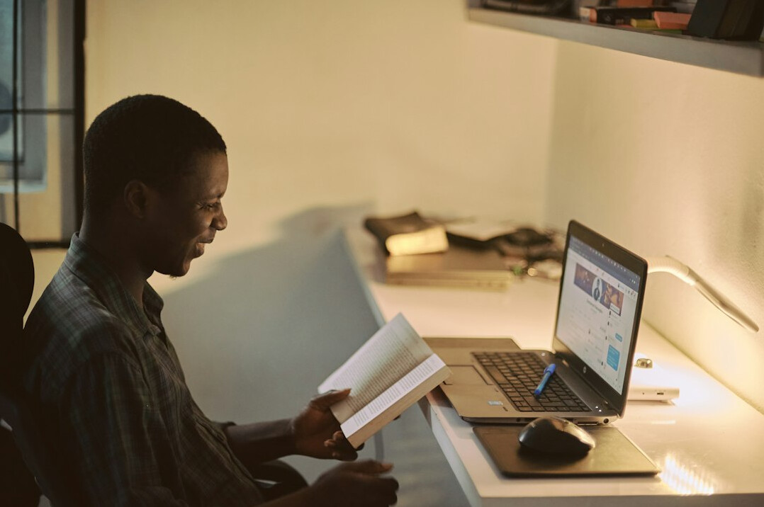 student taking online course